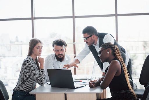 Avaliar o desempenho individual e coletivo faz das dinâmicas em grupo um dos principais pontos das entrevistas de emprego. (Fonte: Freepik).