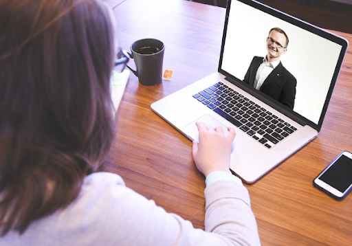 Para uma entrevista por Skype o primordial é verificar fatores técnicos como conexão com a internet, microfone e câmera. Fonte: Pixabay.